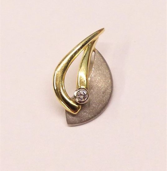 Zlatý přívěsek 1,47g s diamantem