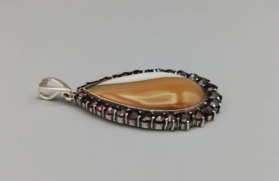 Stříbrný přívěsek, české granáty, achát 6,70g