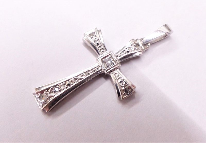 Zlatý přívěsek 2,10g s diamanty