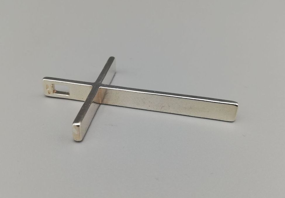 Stříbrný oboustranný přívěsek 7,75g kříž