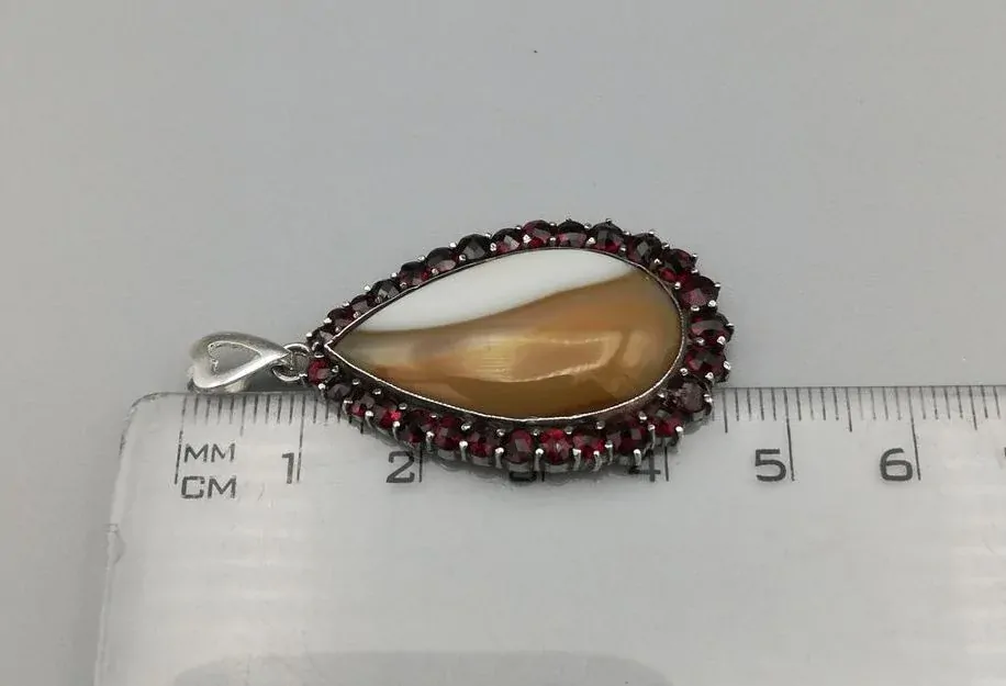 Stříbrný přívěsek, české granáty, achát 6,70g