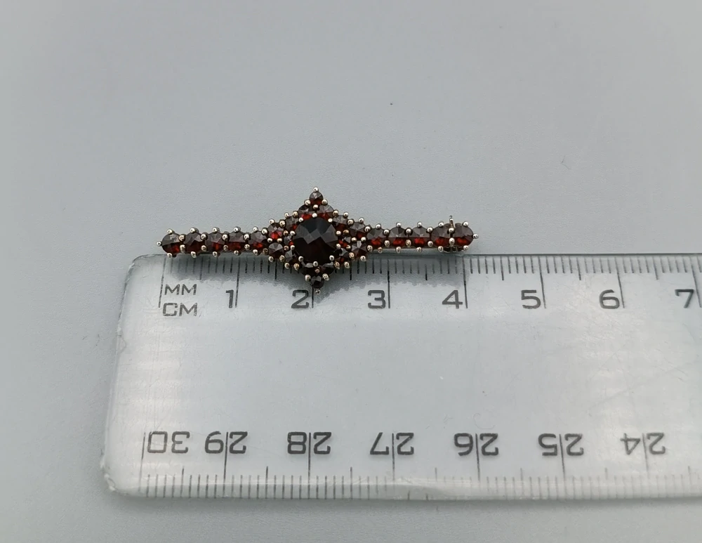 Stříbrná brož s granáty 3,25g