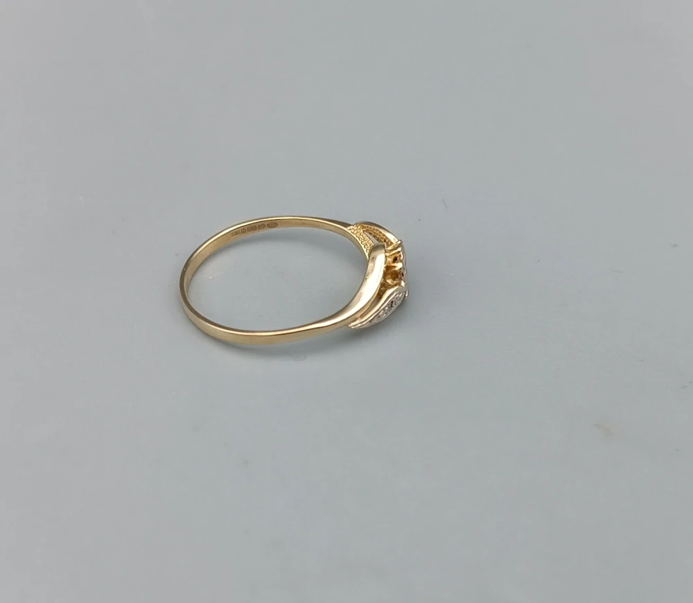 Zlatý prsten s diamanty 1,40g velikost 58,5
