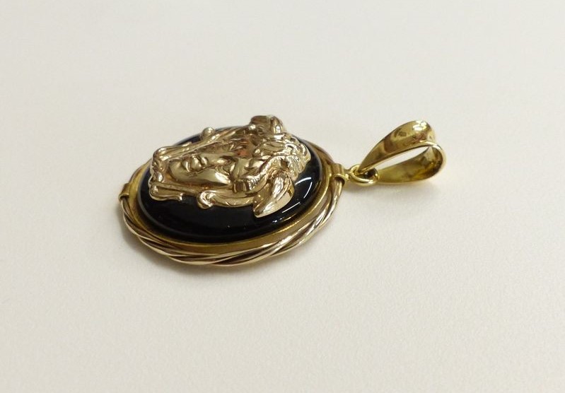 Zlatý přívěsek 16,60g průměr 33 mm