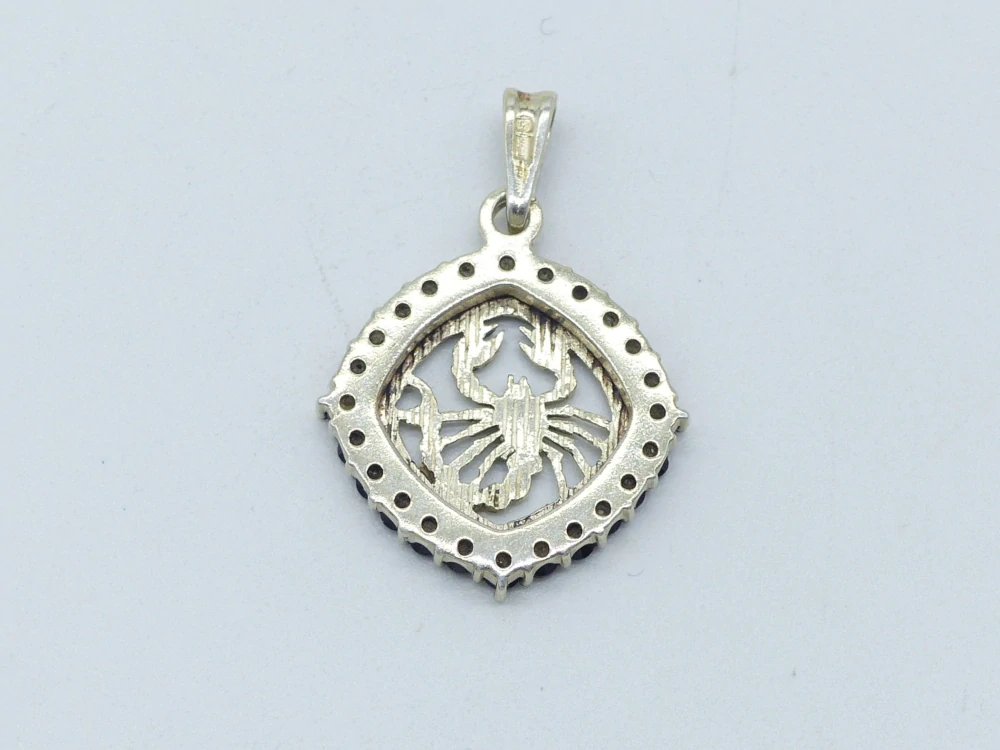 Stříbrný přívěsek 2g znamení Štír