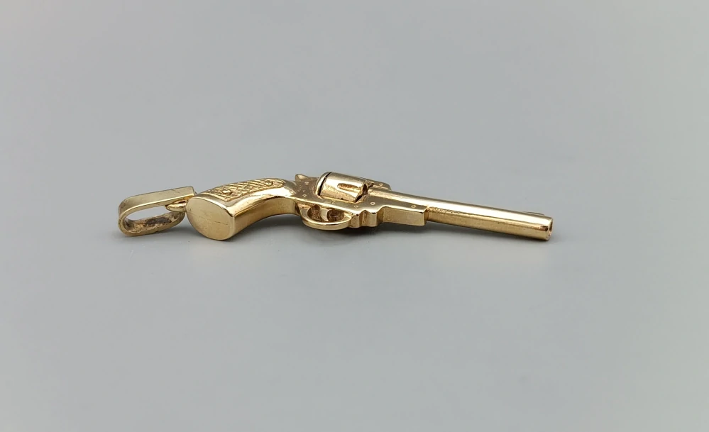 Zlatý přívěsek 16,25g, revolver