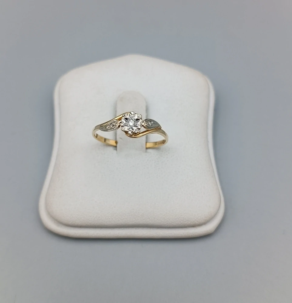 Zlatý prsten s diamanty 1,40g velikost 58,5