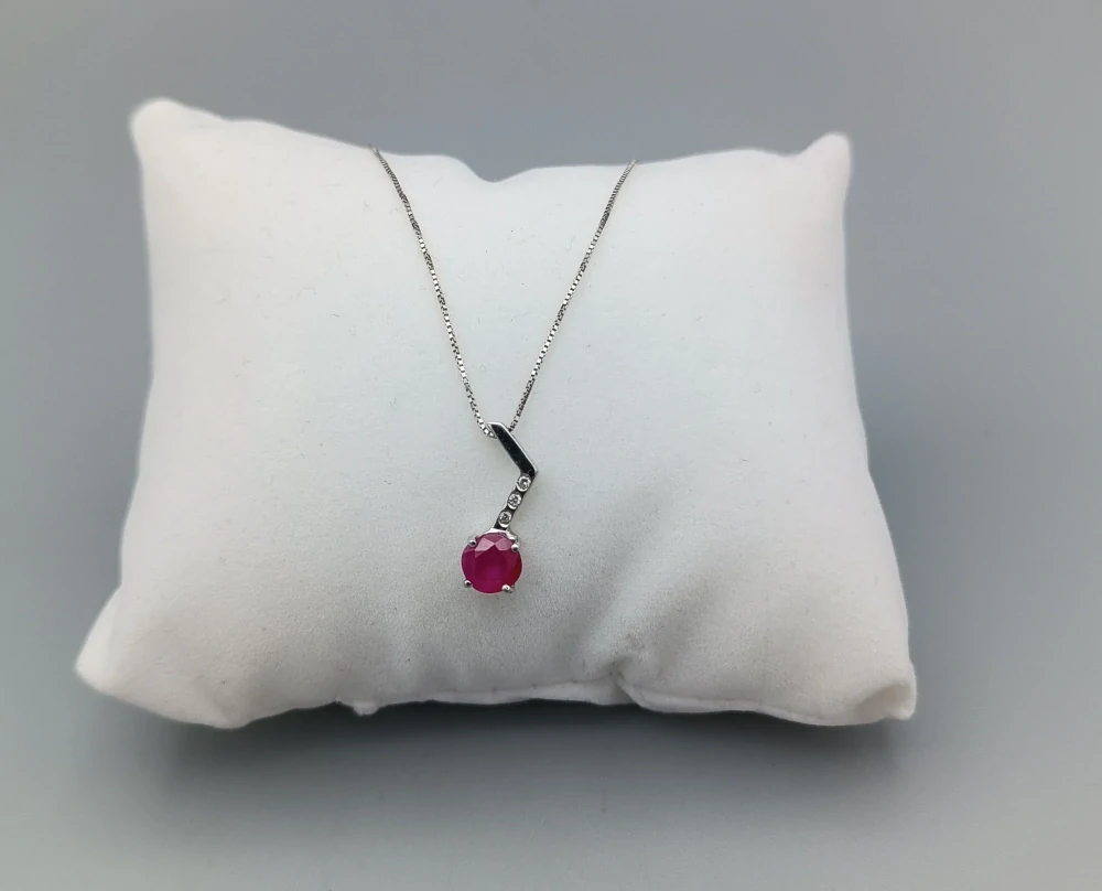 Zlatý náhrdelník s rubínem a diamanty 2,20g, 42,5 cm
