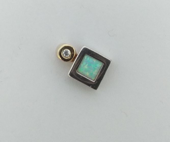Zlatý přívěsek 1,35g se synt. opálem