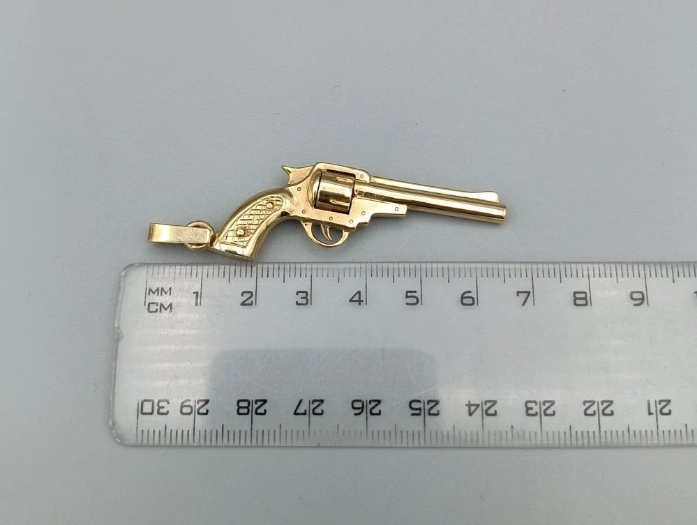 Zlatý přívěsek 16,25g, revolver