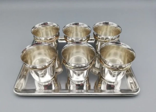 Luxusní stříbrný tác s panáky Cartier model Trinity