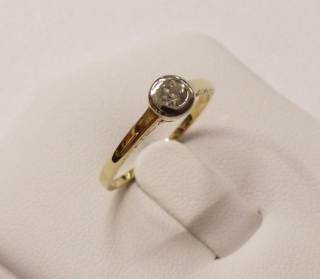 Zlatý prsten 1,61g velikost 52 diamant